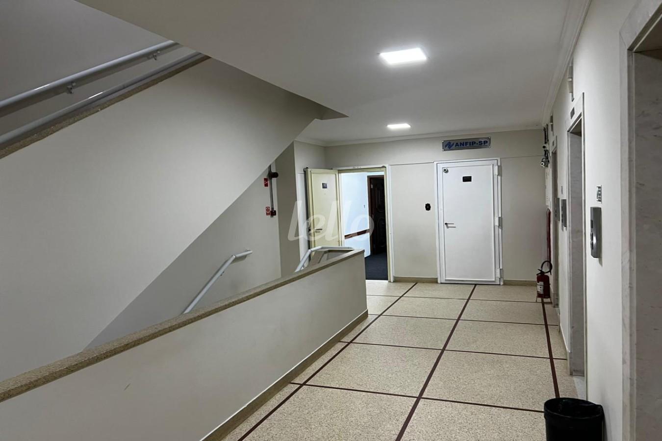 ACESSO de Sala / Conjunto para alugar, Padrão com 330 m², e em República - São Paulo