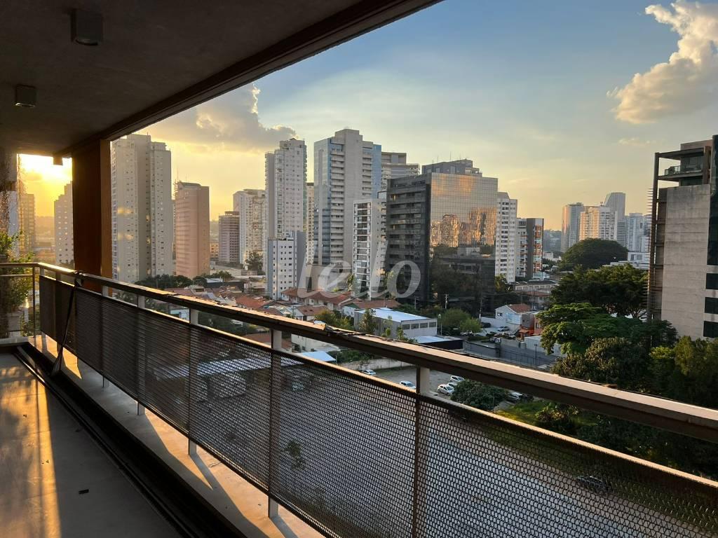 VISTA de Apartamento à venda, Padrão com 167 m², 4 quartos e 3 vagas em Jardim Das Acácias - São Paulo