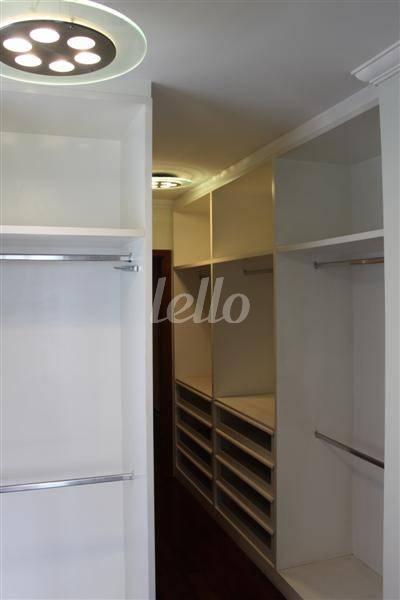 CLOSET de Apartamento à venda, Padrão com 230 m², 3 quartos e 4 vagas em Bosque da Saúde - São Paulo