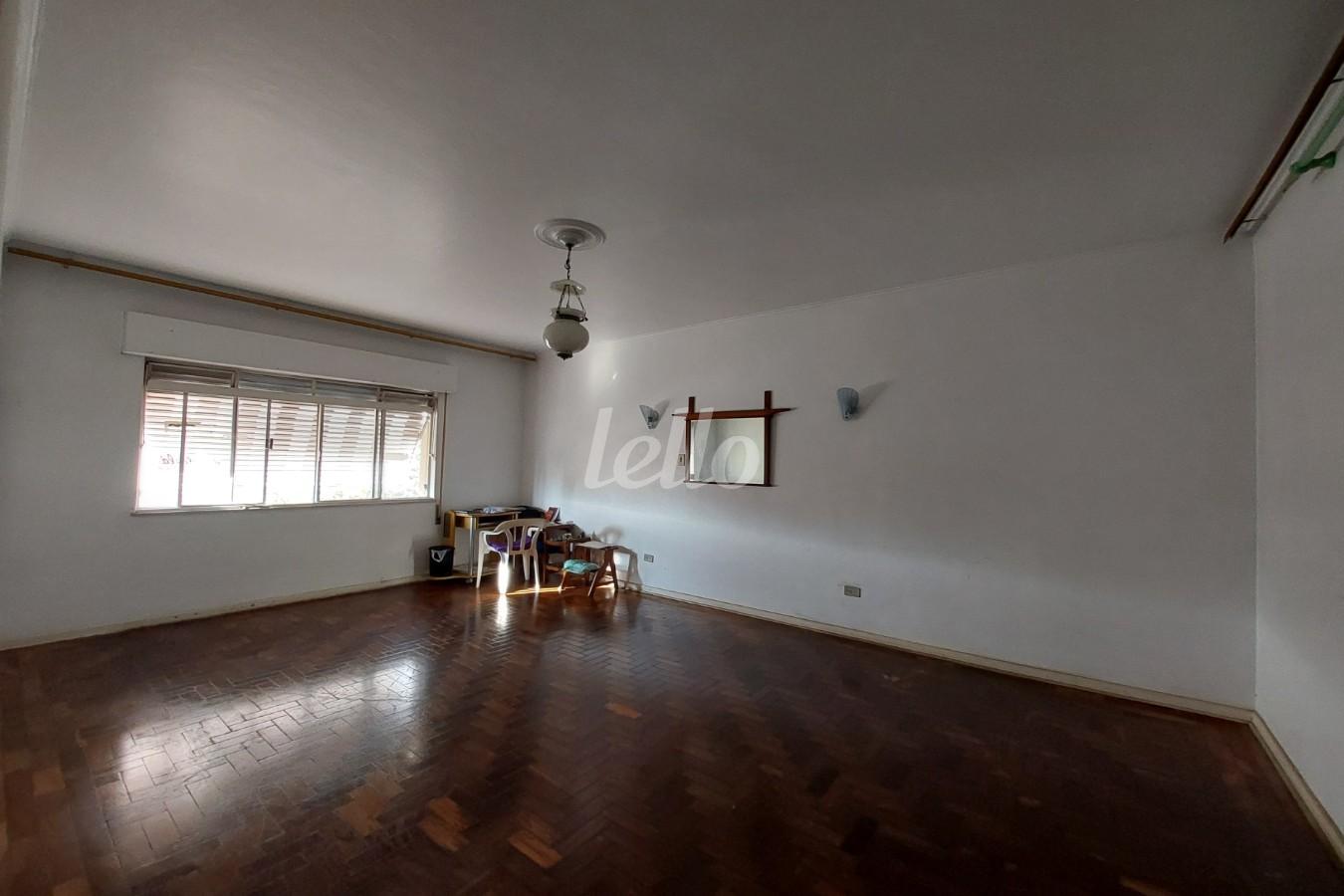 QUARTO FUNDOS B de Casa à venda, sobrado com 433 m², 3 quartos e 4 vagas em Vila Aurora - São Paulo