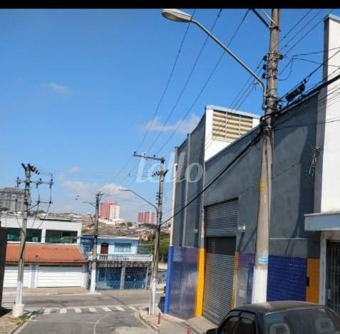 FACHADA LATERAL - ENTRADA DE CARGA DE DESCARGA de Galpão/Armazém à venda, Padrão com 886 m², e em Vila Rui Barbosa - São Paulo