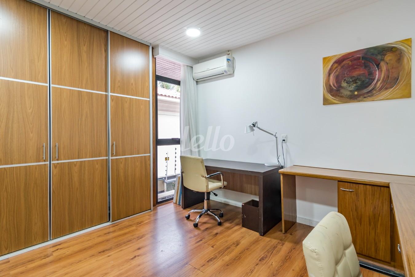 DORMITORIO-4 de Casa à venda, sobrado com 400 m², 6 quartos e 4 vagas em Alto de Pinheiros - São Paulo