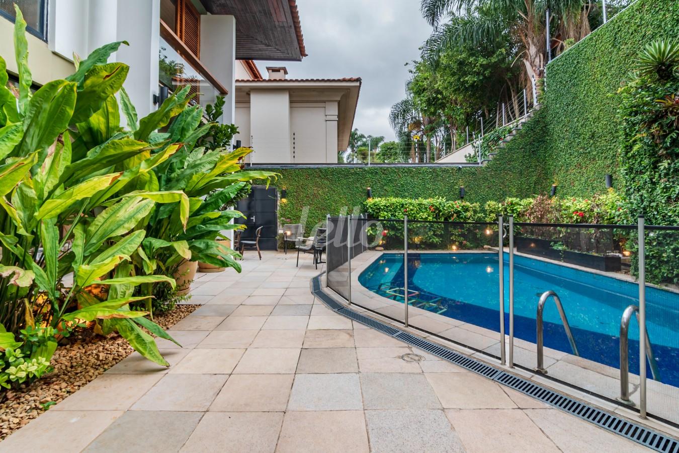 PISCINA de Casa à venda, sobrado com 400 m², 6 quartos e 4 vagas em Alto de Pinheiros - São Paulo