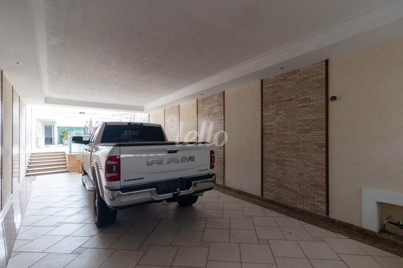 GARAGEM de Casa à venda, sobrado com 360 m², 5 quartos e 6 vagas em Quarta Parada - São Paulo