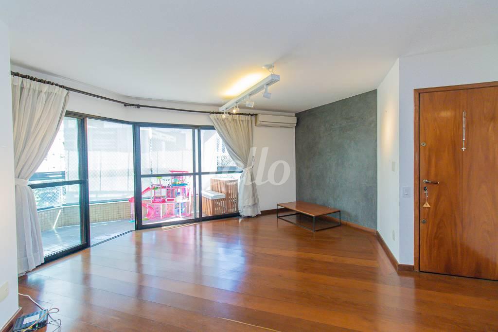 SALA de Apartamento para alugar, Padrão com 137 m², 3 quartos e 2 vagas em Santo Amaro - São Paulo