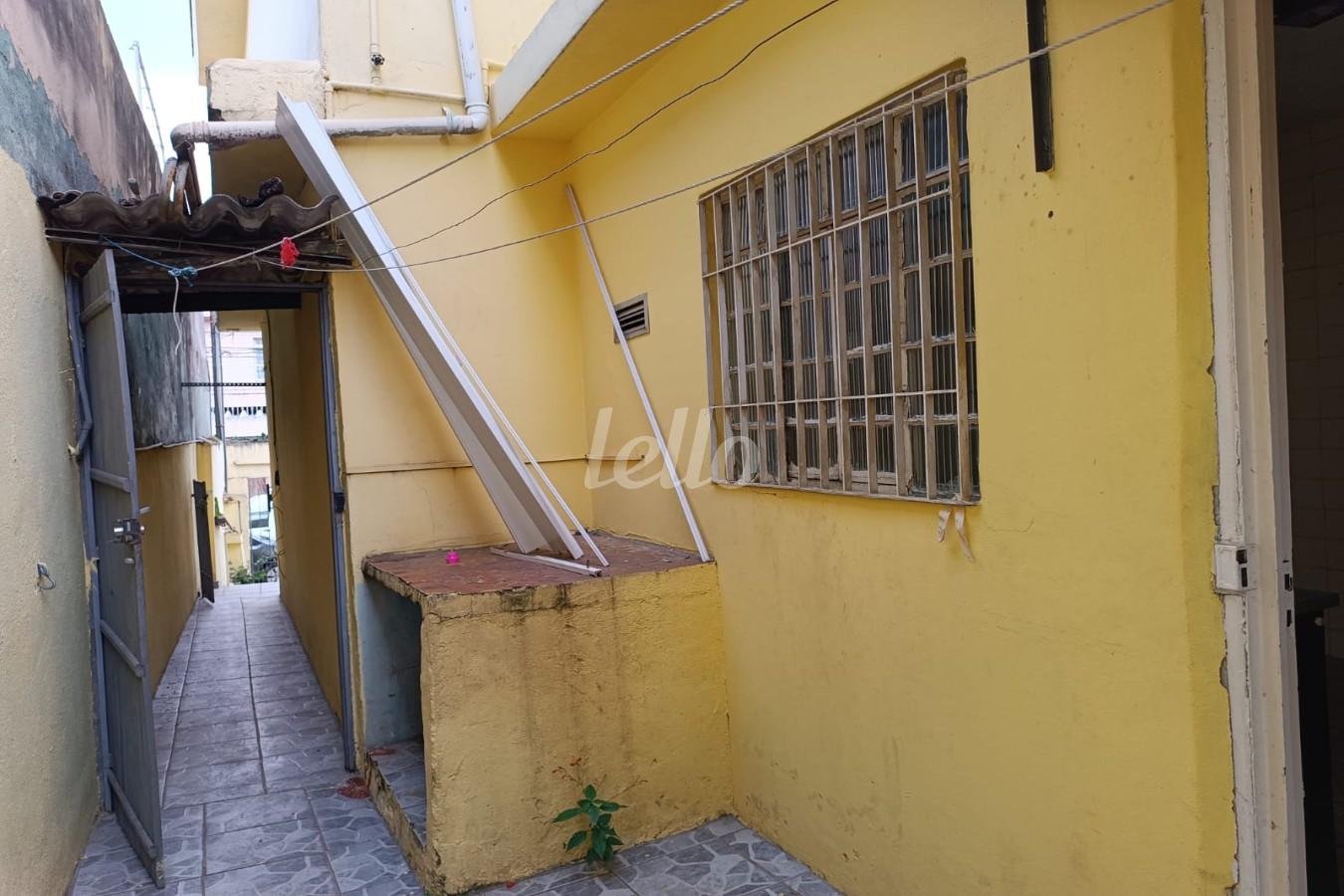 ENTRADA LATERAL de Casa à venda, sobrado com 100 m², 2 quartos e 1 vaga em Vila Margarida - São Paulo