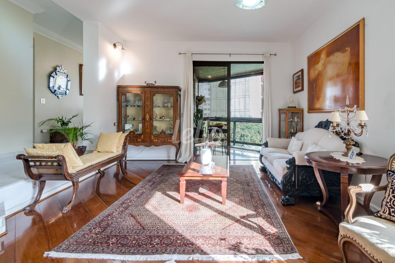 SALA de Apartamento à venda, Padrão com 270 m², 3 quartos e 3 vagas em Jardins - São Paulo