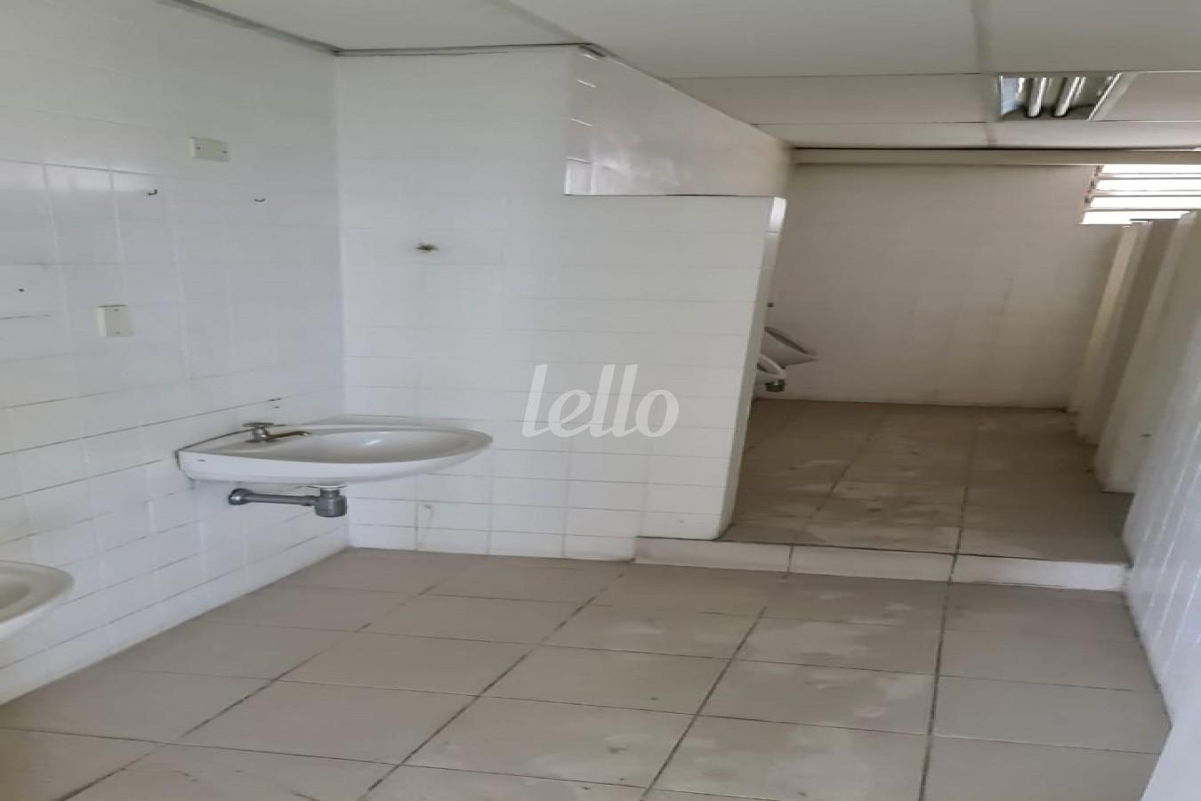 BANHEIRO de Sala / Conjunto para alugar, Padrão com 929 m², e em República - São Paulo