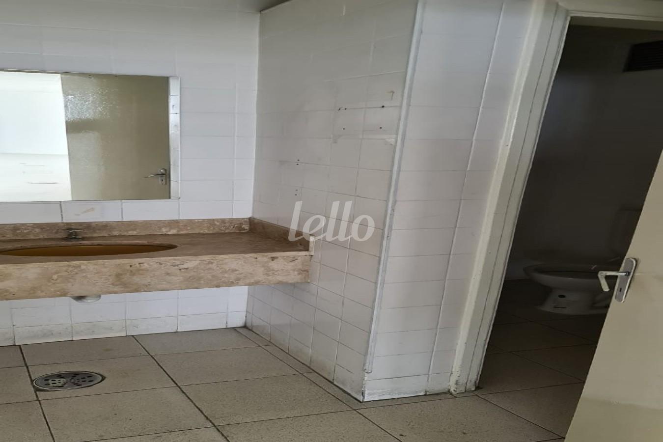 BANHEIRO de Sala / Conjunto para alugar, Padrão com 935 m², e em República - São Paulo