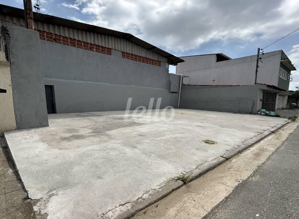 FACHADA de Galpão/Armazém à venda, Padrão com 216 m², e 3 vagas em Vila Nova Mazzei - São Paulo