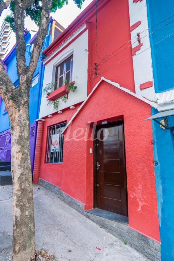 FACHADA de Casa à venda, sobrado com 120 m², 2 quartos e em Cerqueira César - São Paulo