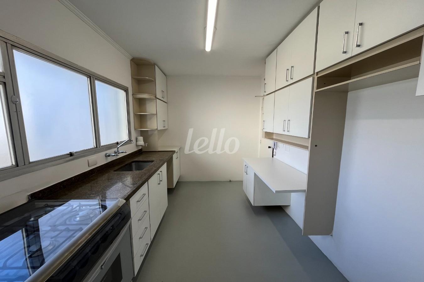 COZINHA de Apartamento para alugar, Padrão com 130 m², 4 quartos e em Vila Suzana - São Paulo