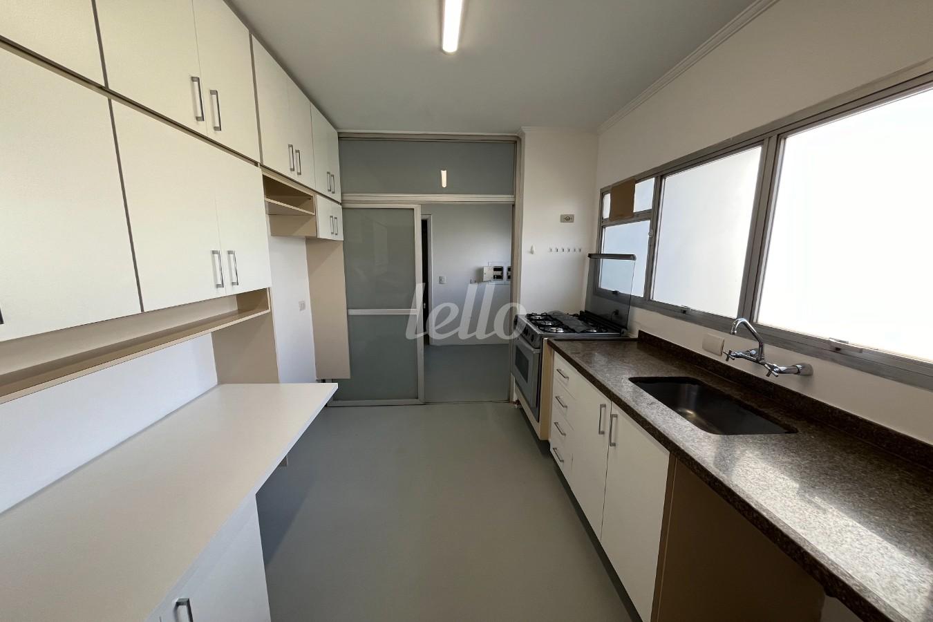 COZINHA de Apartamento para alugar, Padrão com 130 m², 4 quartos e em Vila Suzana - São Paulo