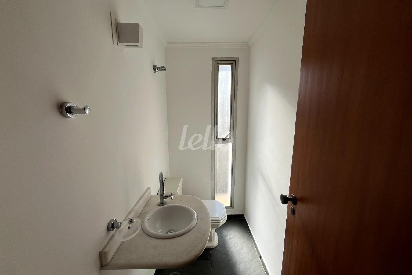 LAVABO de Apartamento para alugar, Padrão com 130 m², 4 quartos e em Vila Suzana - São Paulo