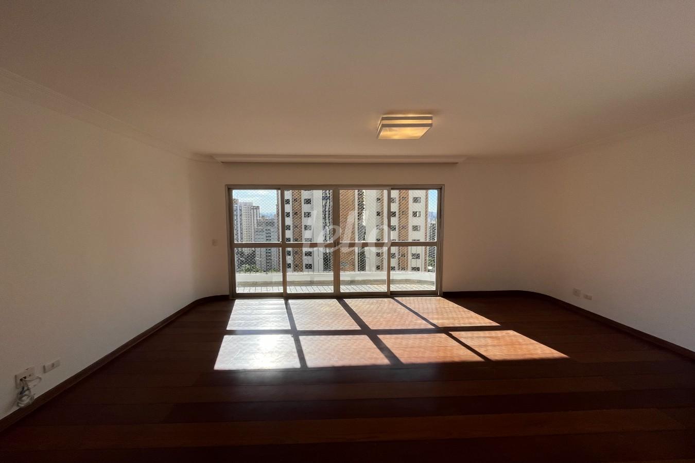 SALA de Apartamento para alugar, Padrão com 130 m², 4 quartos e em Vila Suzana - São Paulo