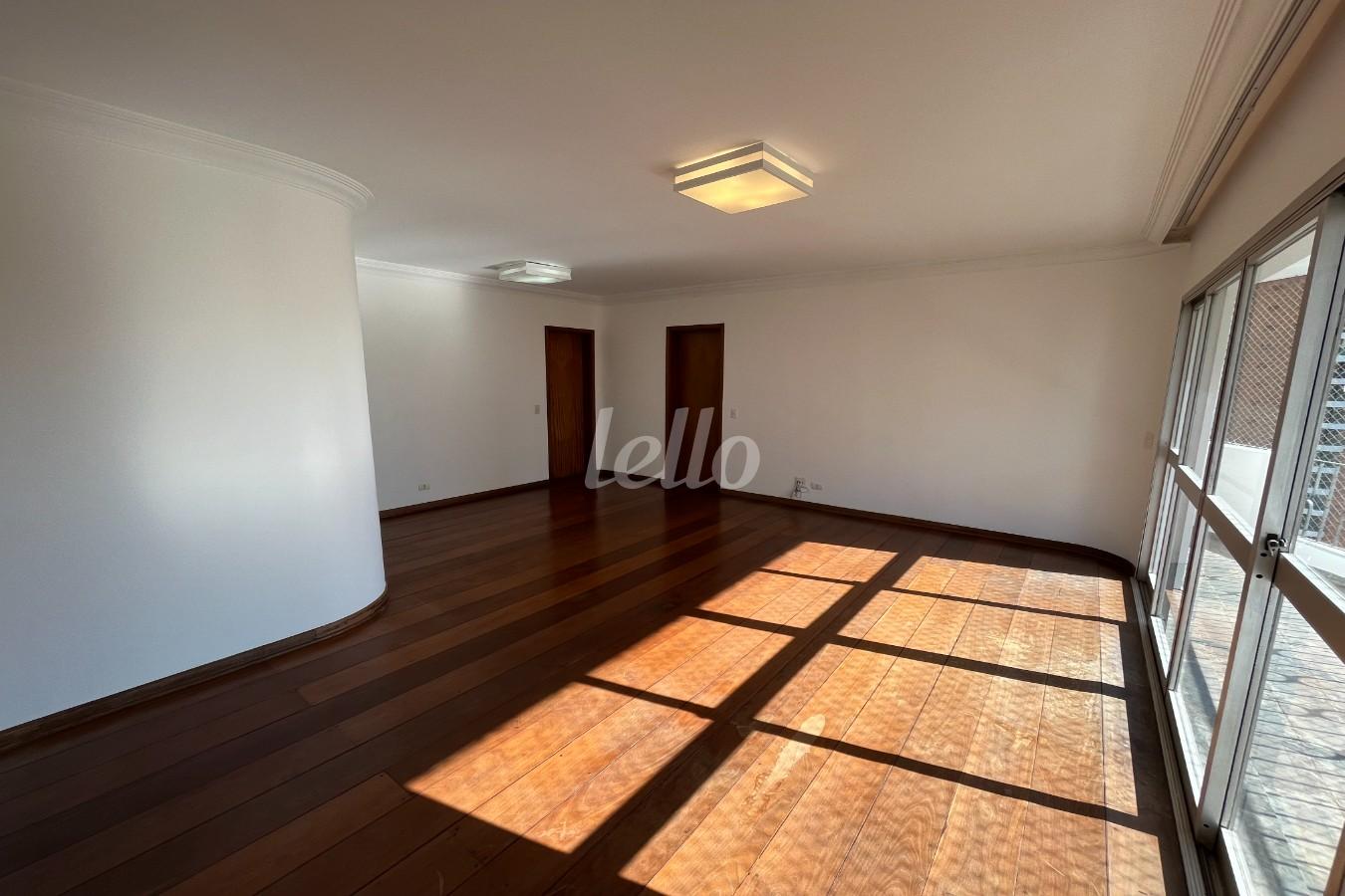 SALA de Apartamento para alugar, Padrão com 130 m², 4 quartos e em Vila Suzana - São Paulo