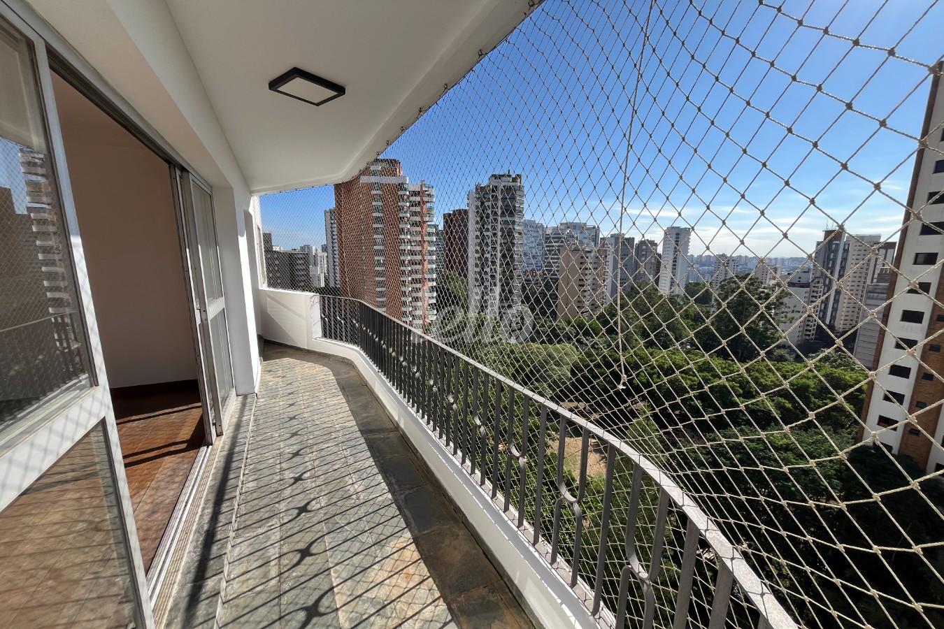 VARANDA de Apartamento para alugar, Padrão com 130 m², 4 quartos e em Vila Suzana - São Paulo