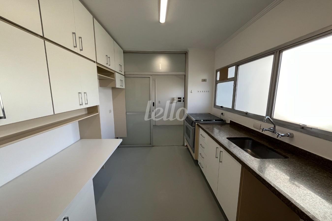 COZINHA de Apartamento para alugar, Padrão com 130 m², 4 quartos e em Vila Suzana - São Paulo