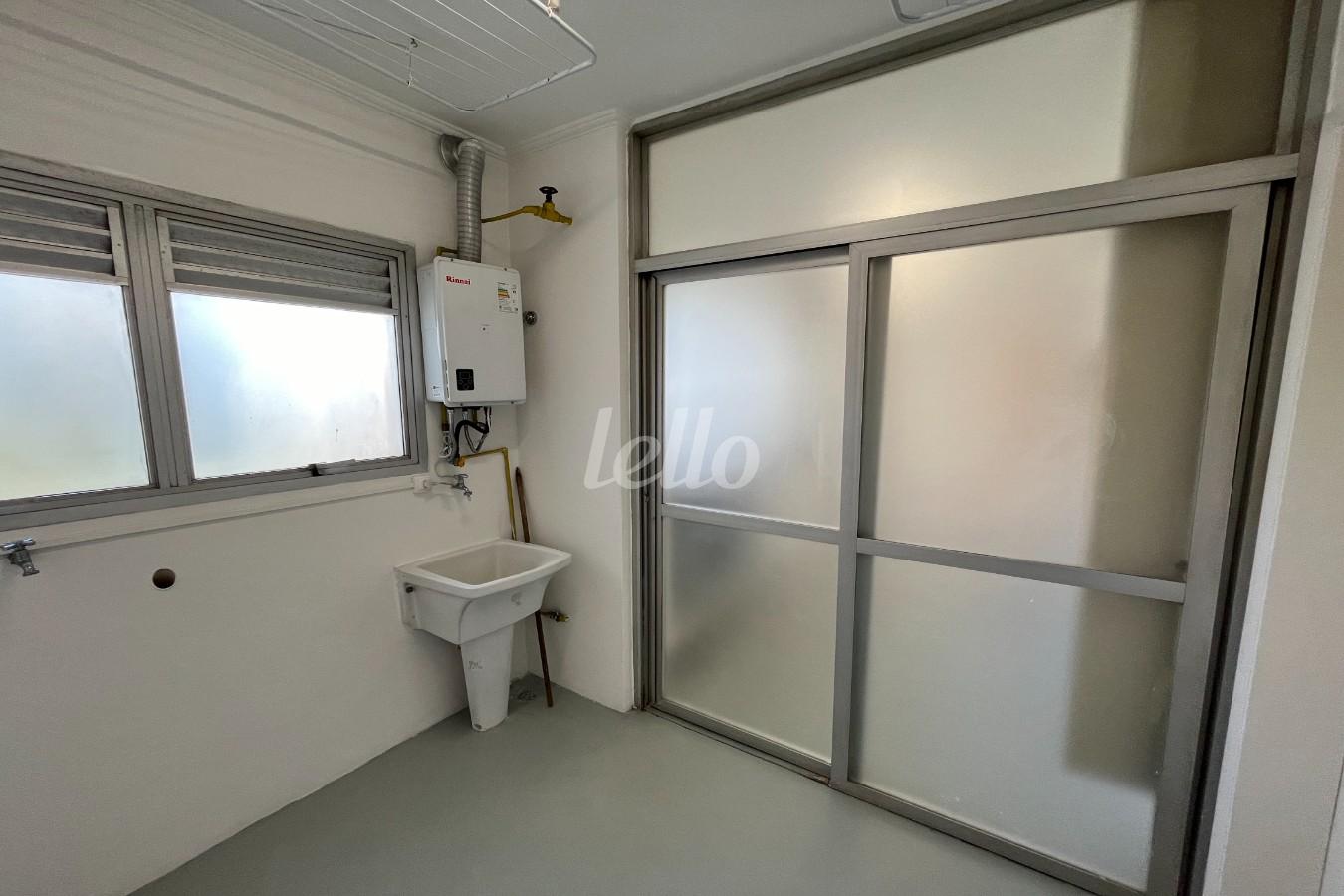 AREA DE SERVIÇO de Apartamento para alugar, Padrão com 130 m², 4 quartos e em Vila Suzana - São Paulo